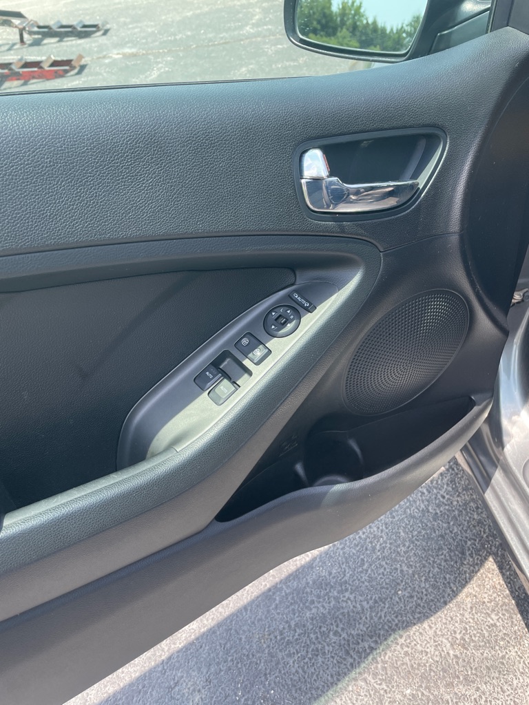 Photo 11 of this KIA FORTE