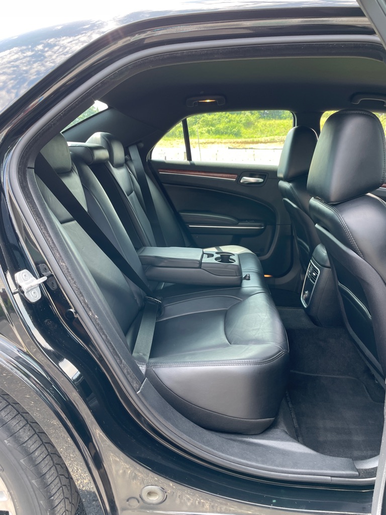 Photo 21 of this CHRYSLER 300