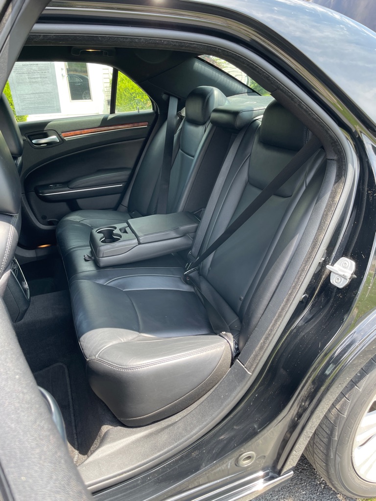 Photo 18 of this CHRYSLER 300