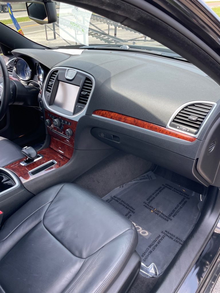 Photo 22 of this CHRYSLER 300