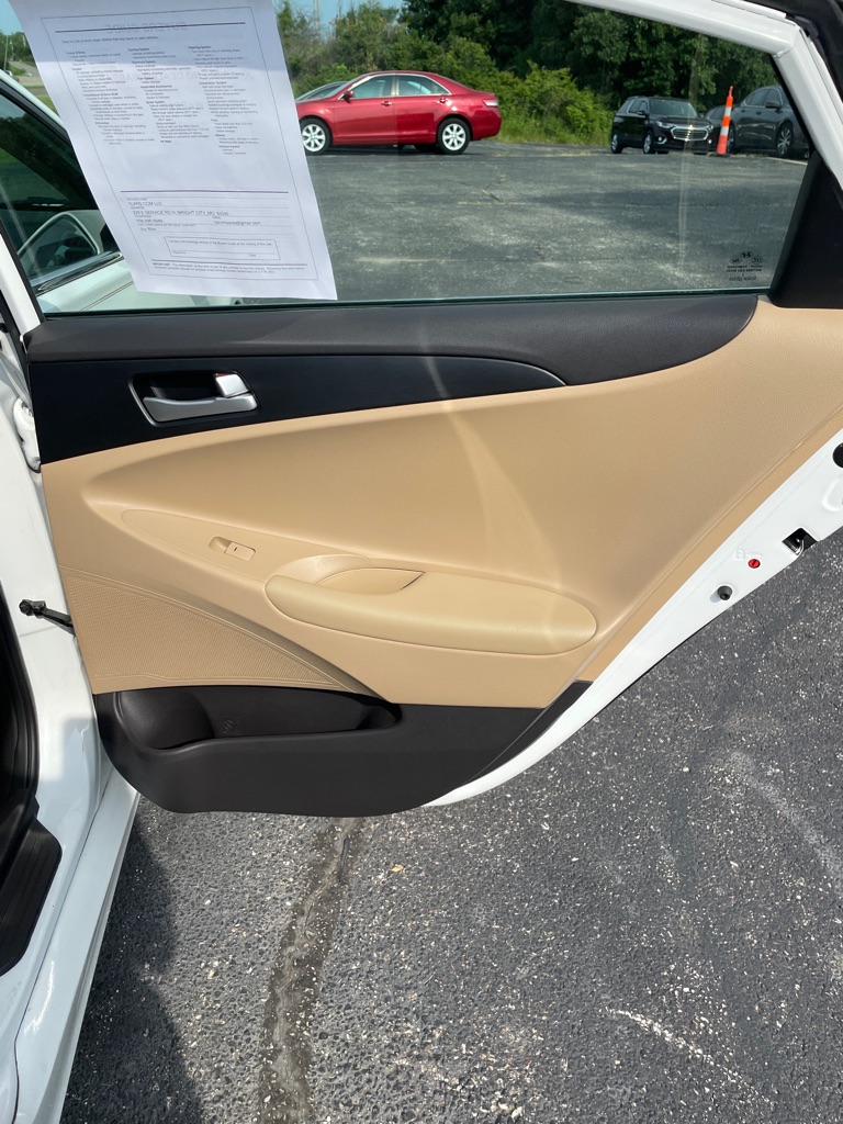 Photo 18 of this HYUNDAI SONATA