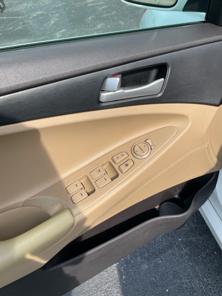 Photo 11 of this HYUNDAI SONATA