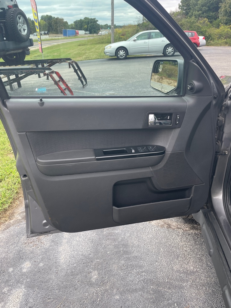 Photo 10 of this FORD ESCAPE
