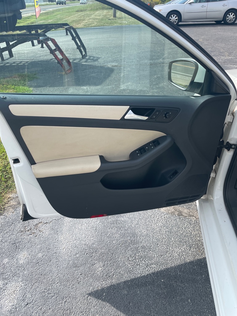 Photo 10 of this VOLKSWAGEN JETTA