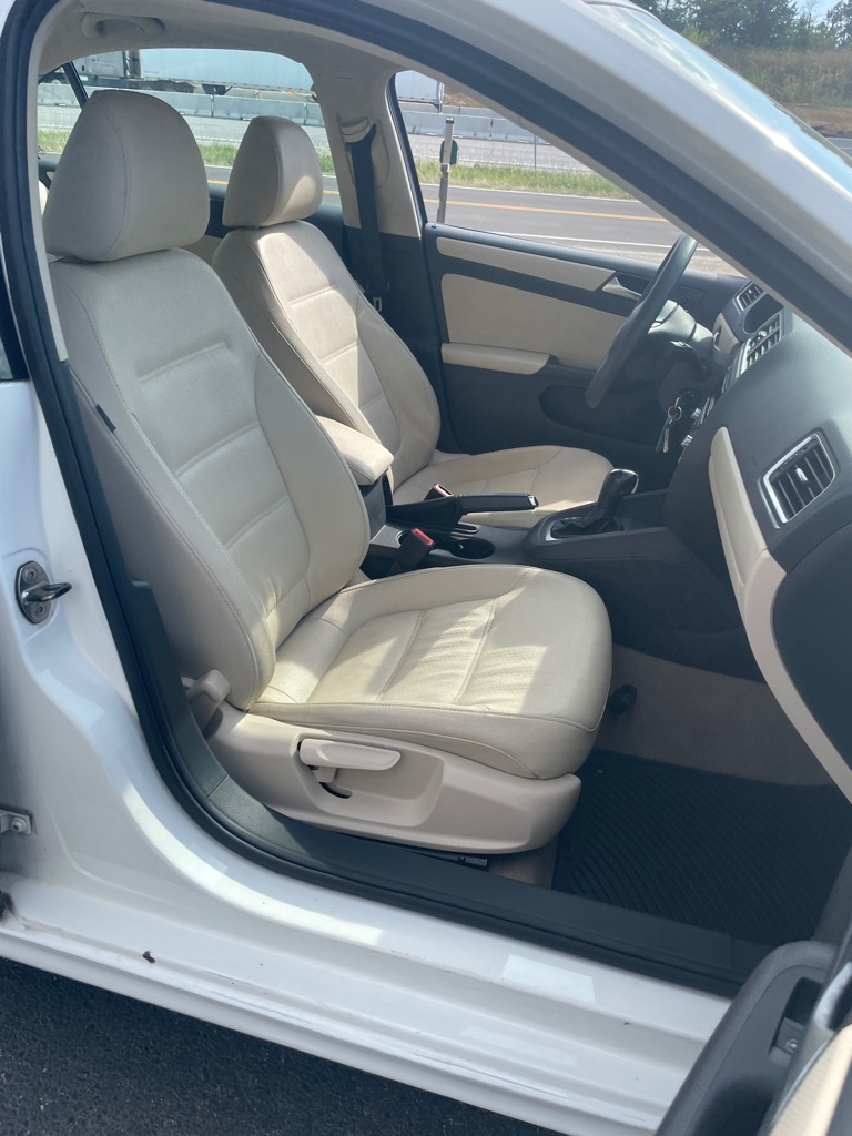 Photo 22 of this VOLKSWAGEN JETTA