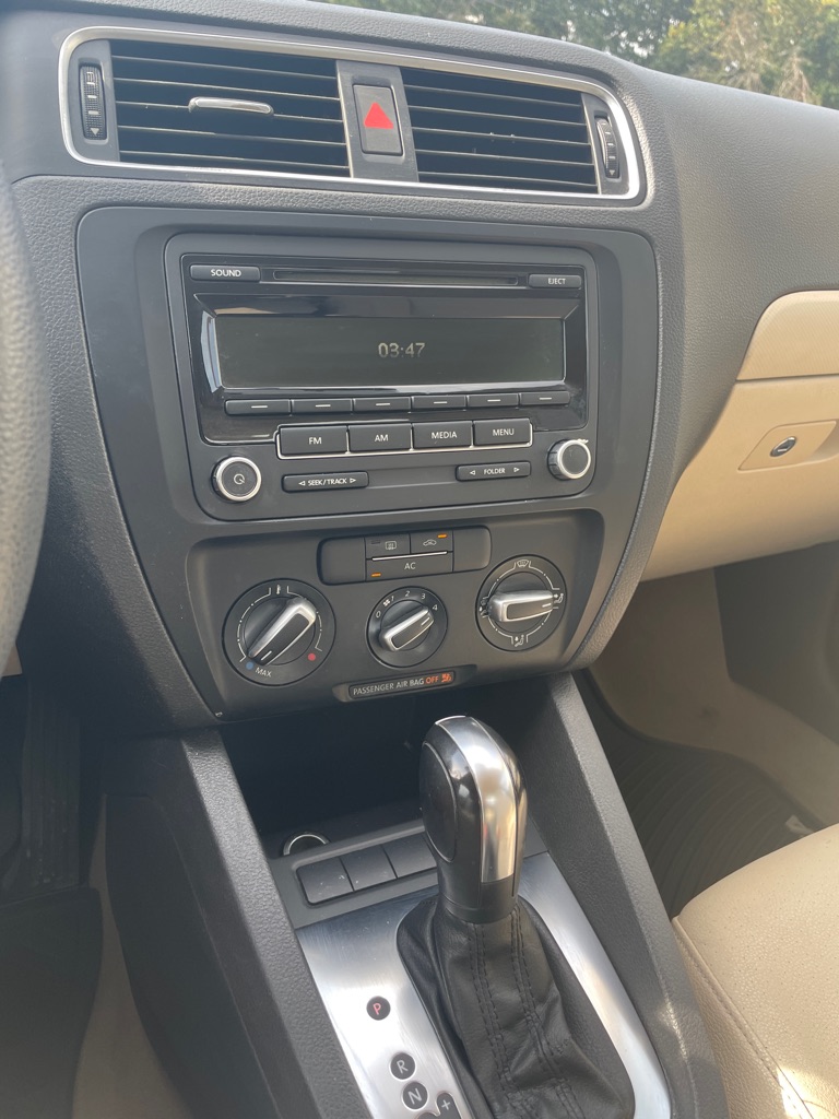 Photo 13 of this VOLKSWAGEN JETTA