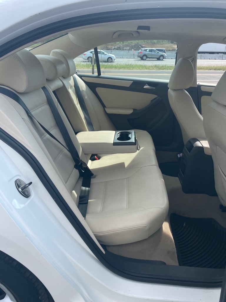 Photo 19 of this VOLKSWAGEN JETTA