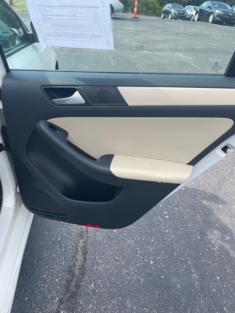 Photo 18 of this VOLKSWAGEN JETTA
