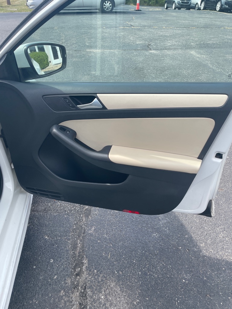 Photo 21 of this VOLKSWAGEN JETTA