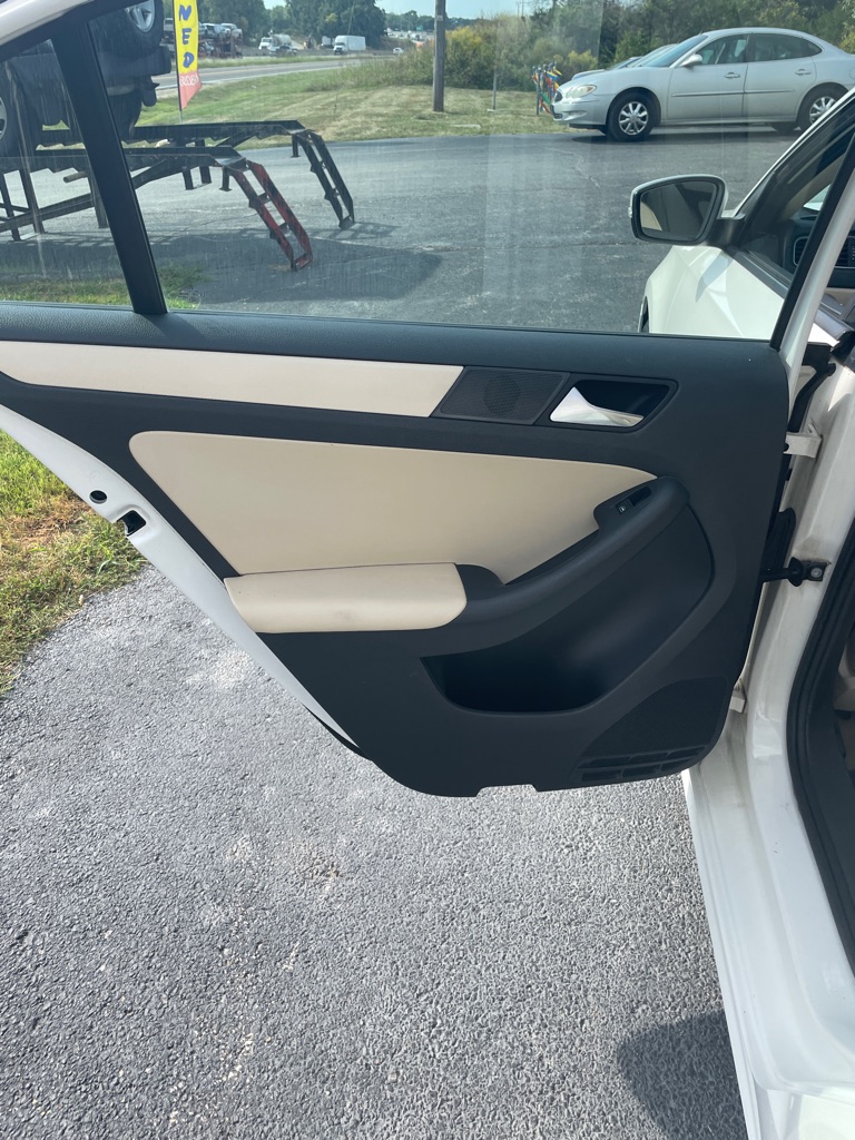 Photo 15 of this VOLKSWAGEN JETTA