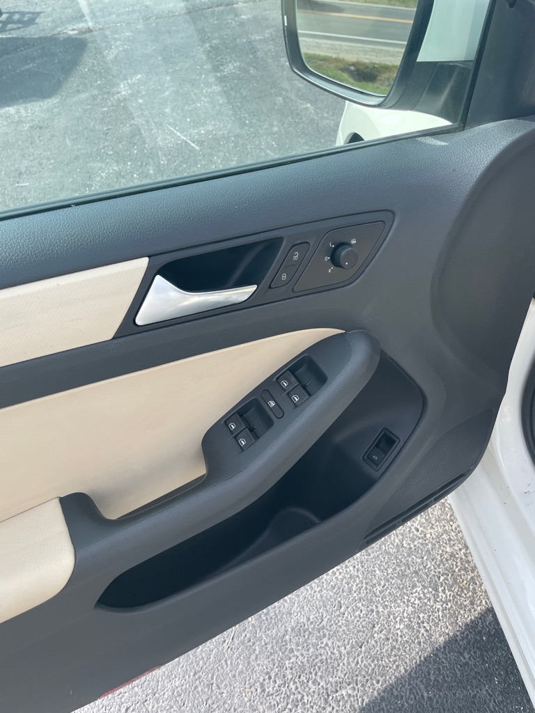 Photo 11 of this VOLKSWAGEN JETTA