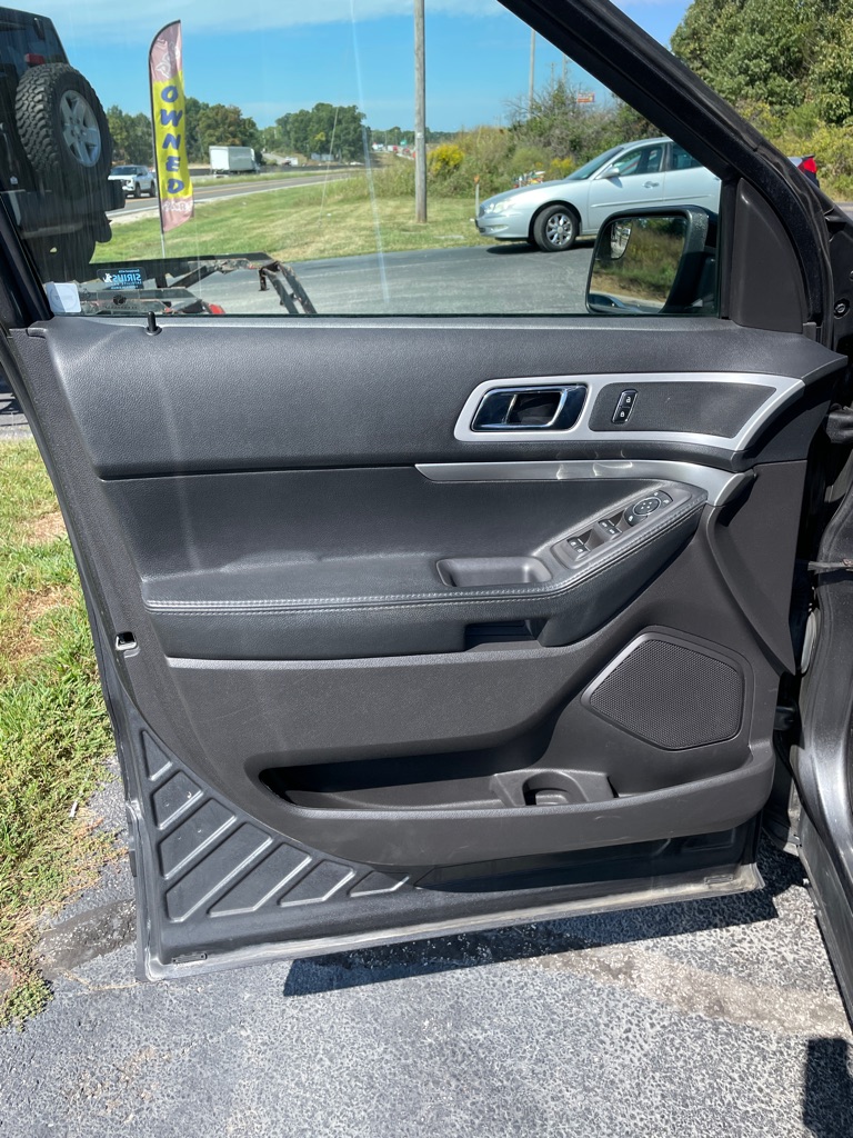Photo 10 of this FORD EXPLORER