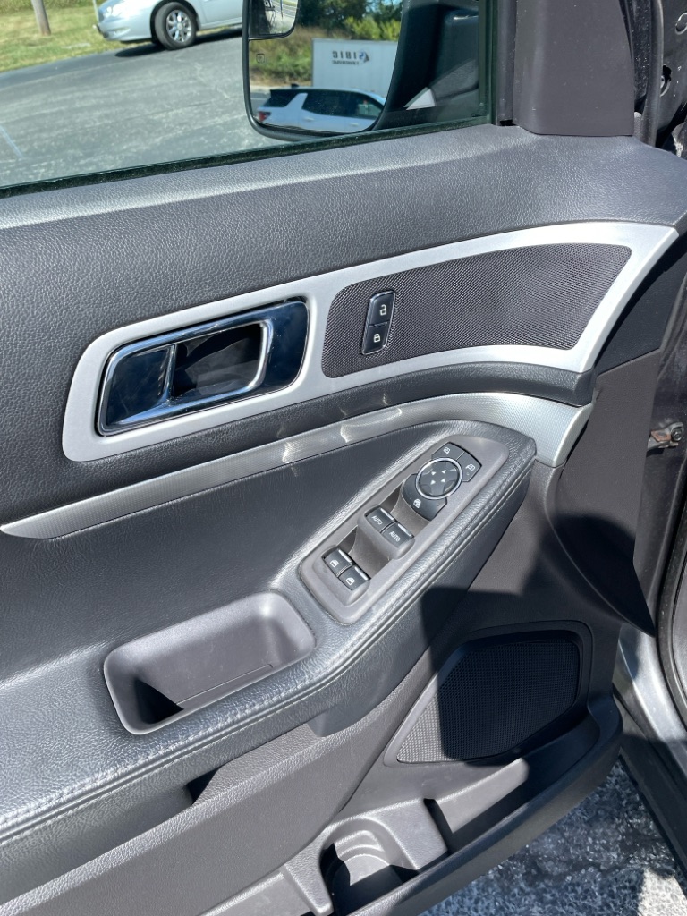 Photo 11 of this FORD EXPLORER