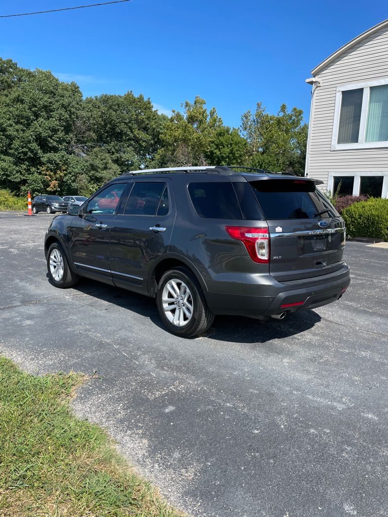 Photo 3 of this FORD EXPLORER