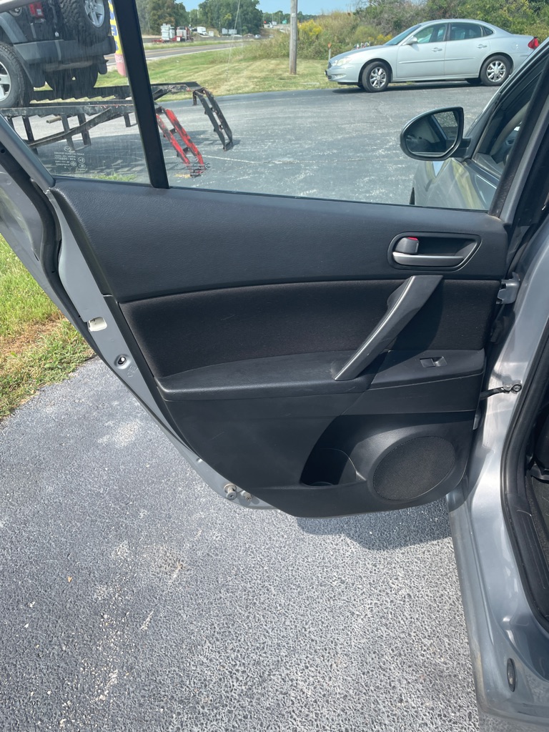 Photo 16 of this MAZDA 3