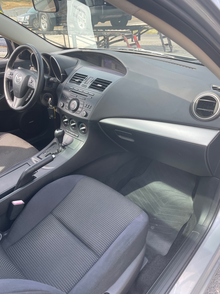 Photo 21 of this MAZDA 3