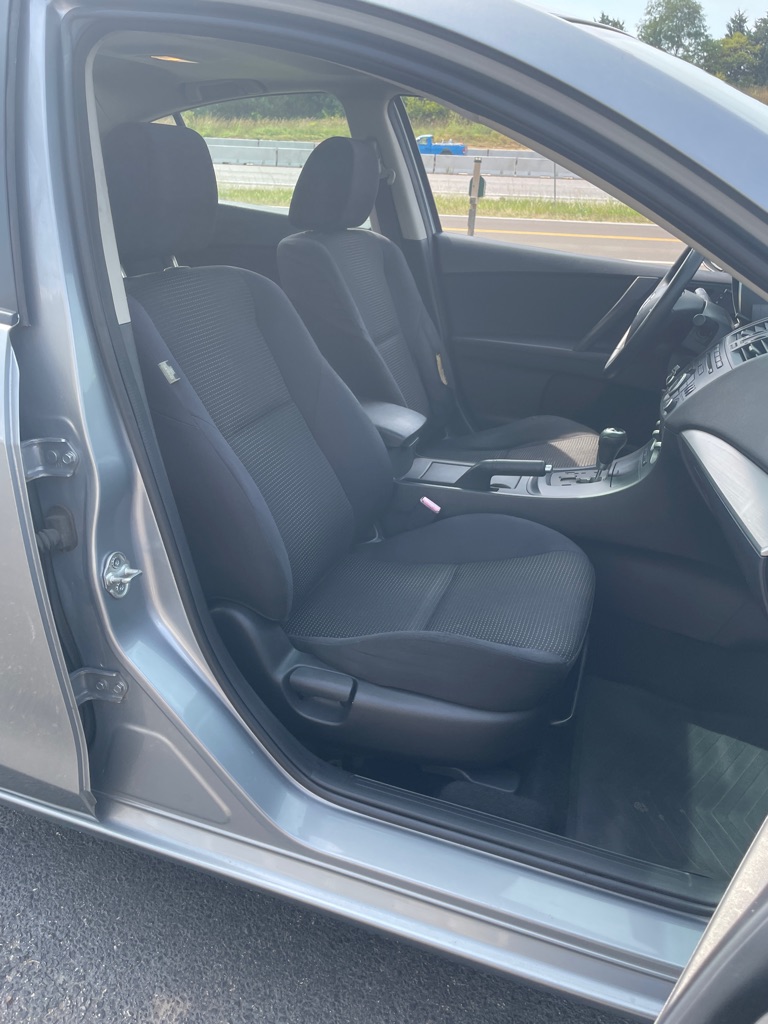 Photo 23 of this MAZDA 3