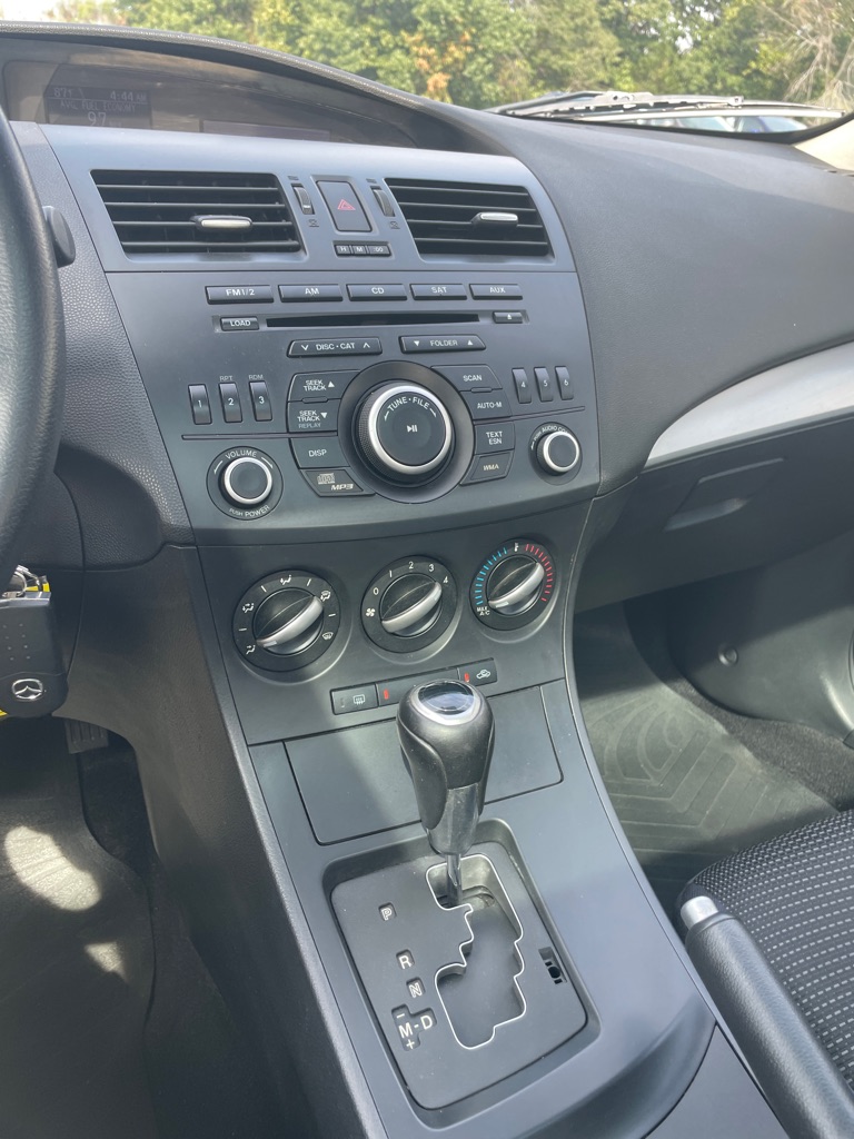 Photo 13 of this MAZDA 3