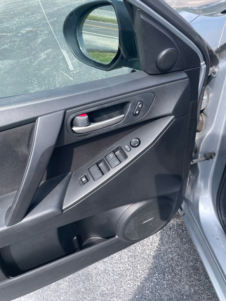Photo 11 of this MAZDA 3
