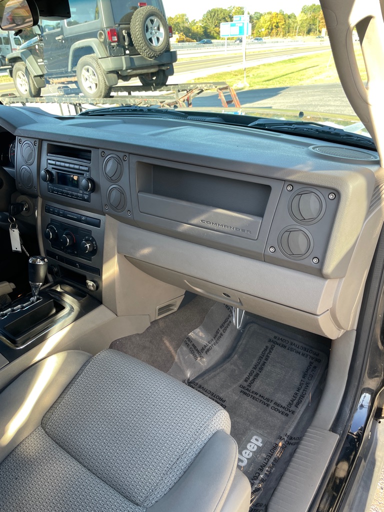 Photo 21 of this JEEP COMMANDER
