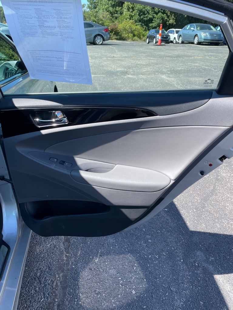 Photo 19 of this HYUNDAI SONATA