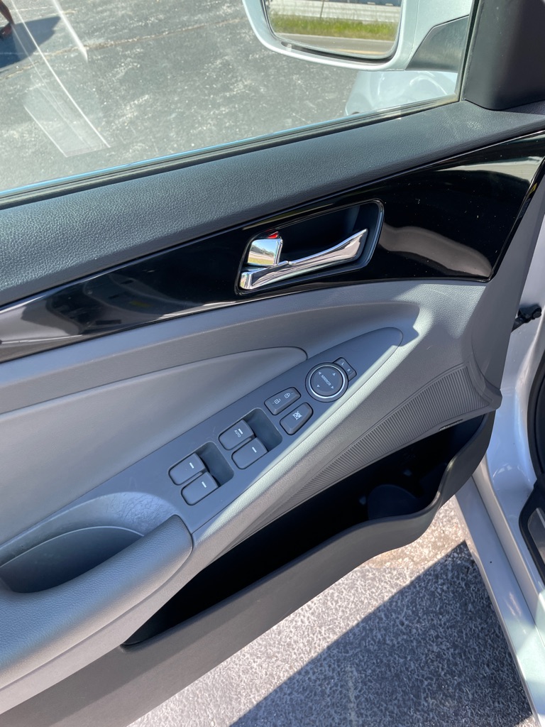 Photo 11 of this HYUNDAI SONATA