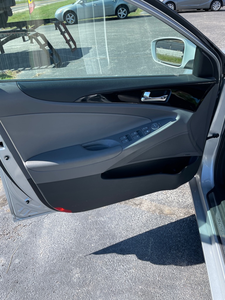 Photo 10 of this HYUNDAI SONATA