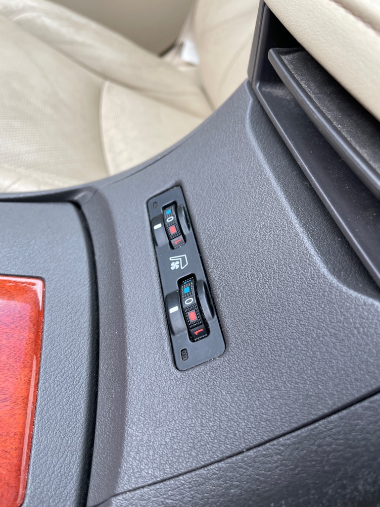 Photo 14 of this LEXUS ES