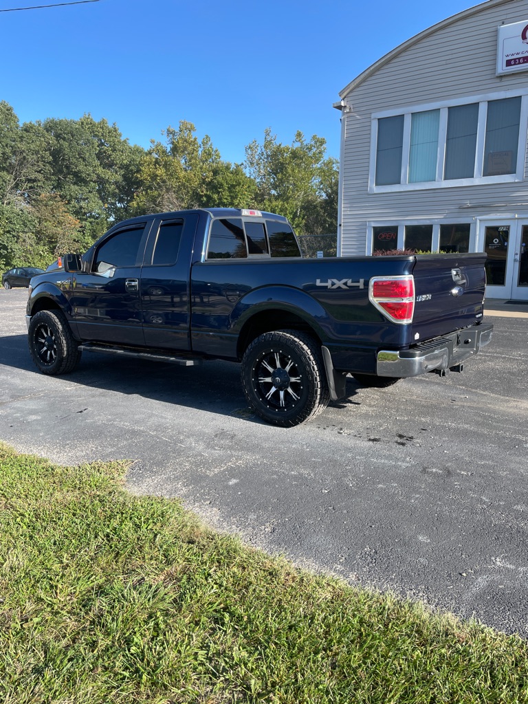 Photo 3 of this FORD F150