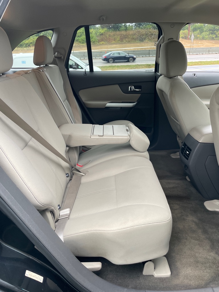 Photo 19 of this FORD EDGE