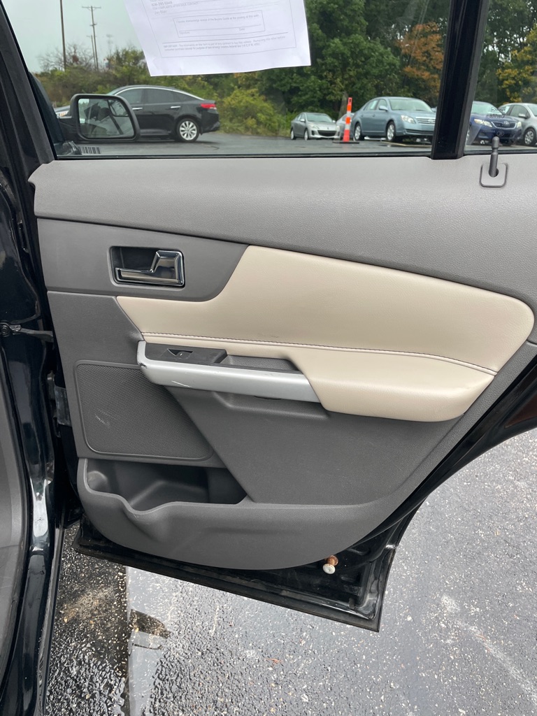 Photo 18 of this FORD EDGE