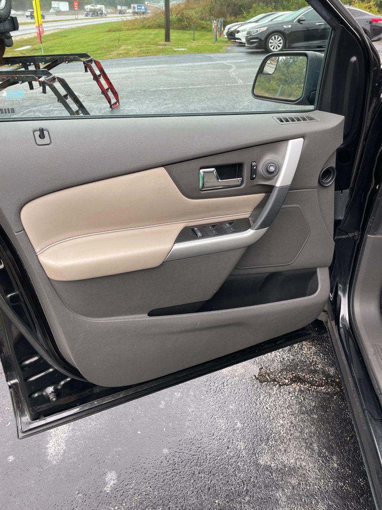 Photo 10 of this FORD EDGE