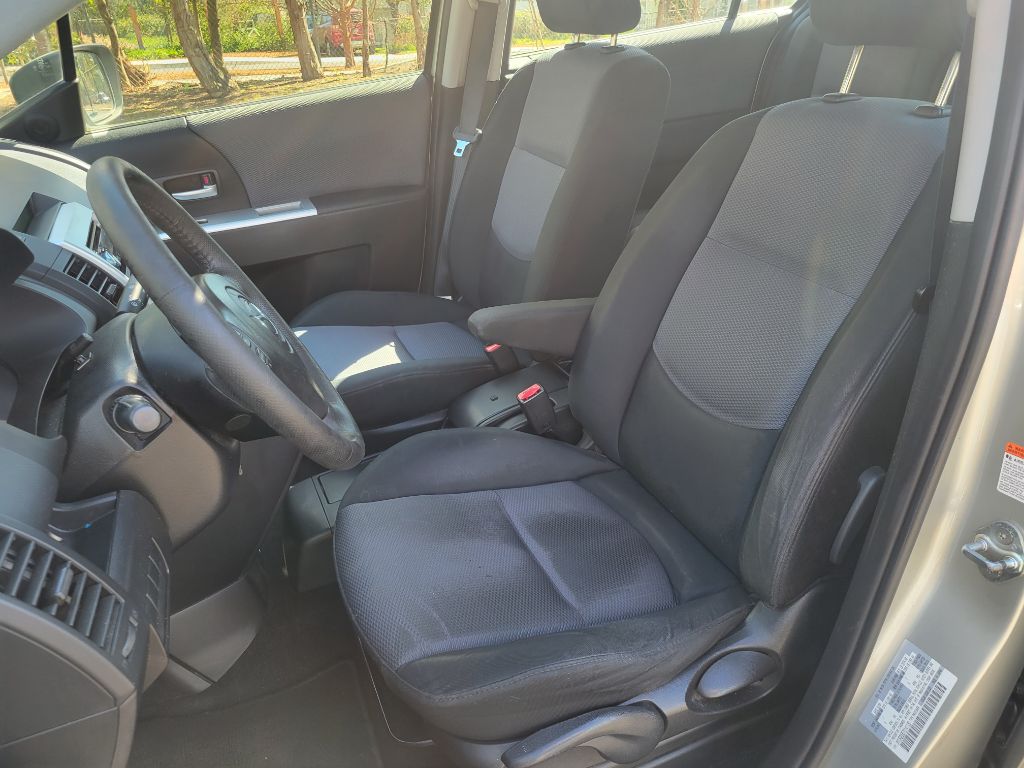 Photo 13 of this MAZDA MAZDA5