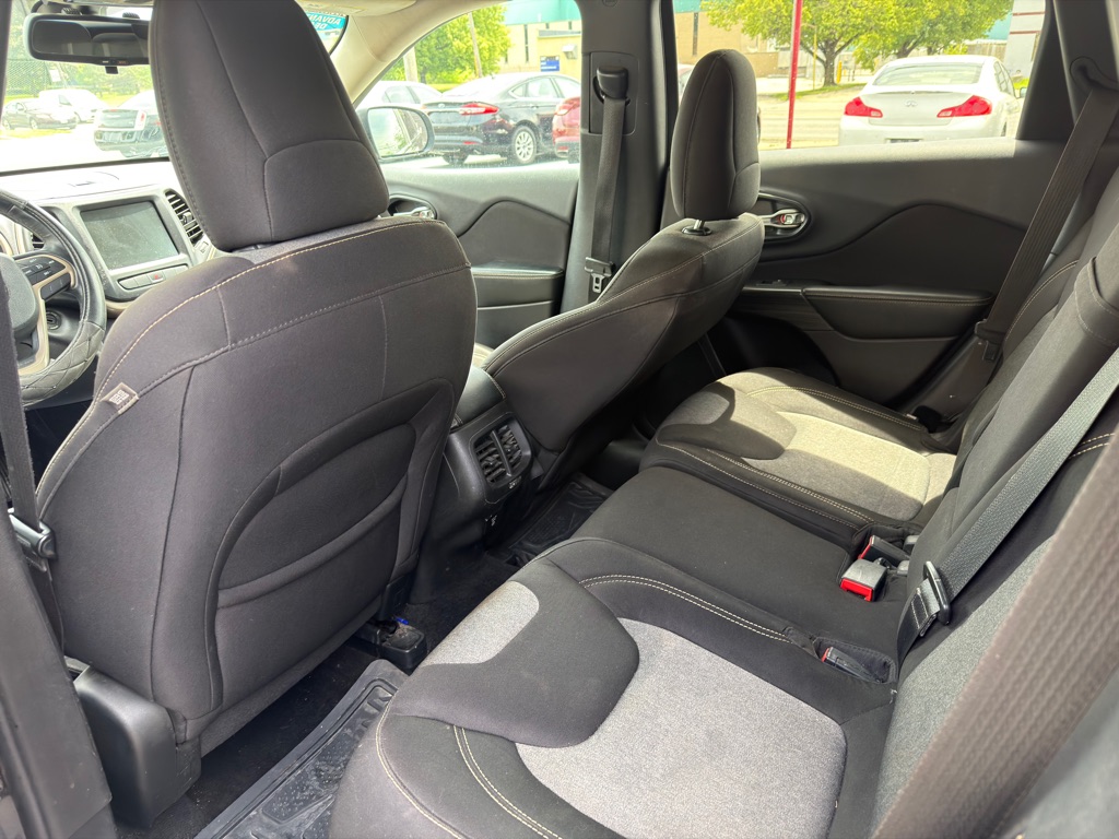 Photo 11 of this JEEP CHEROKEE