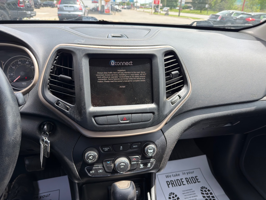 Photo 9 of this JEEP CHEROKEE