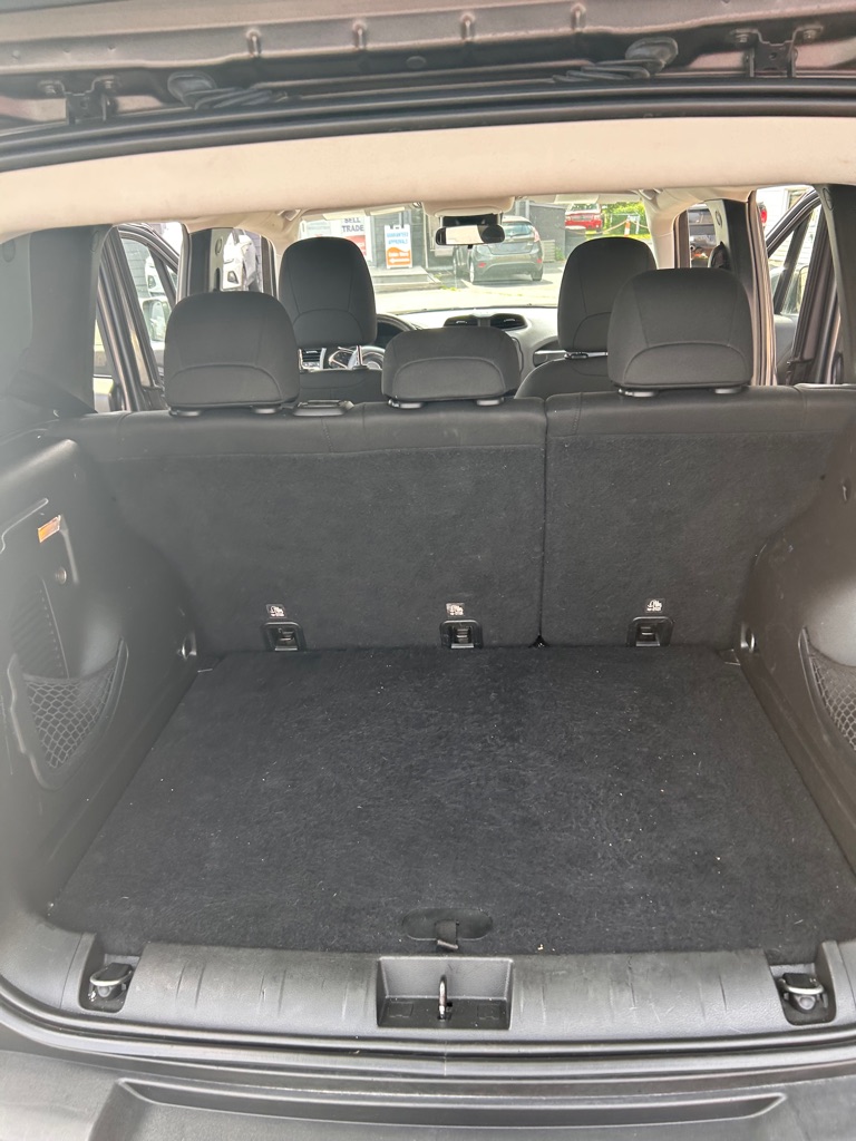Photo 8 of this JEEP RENEGADE