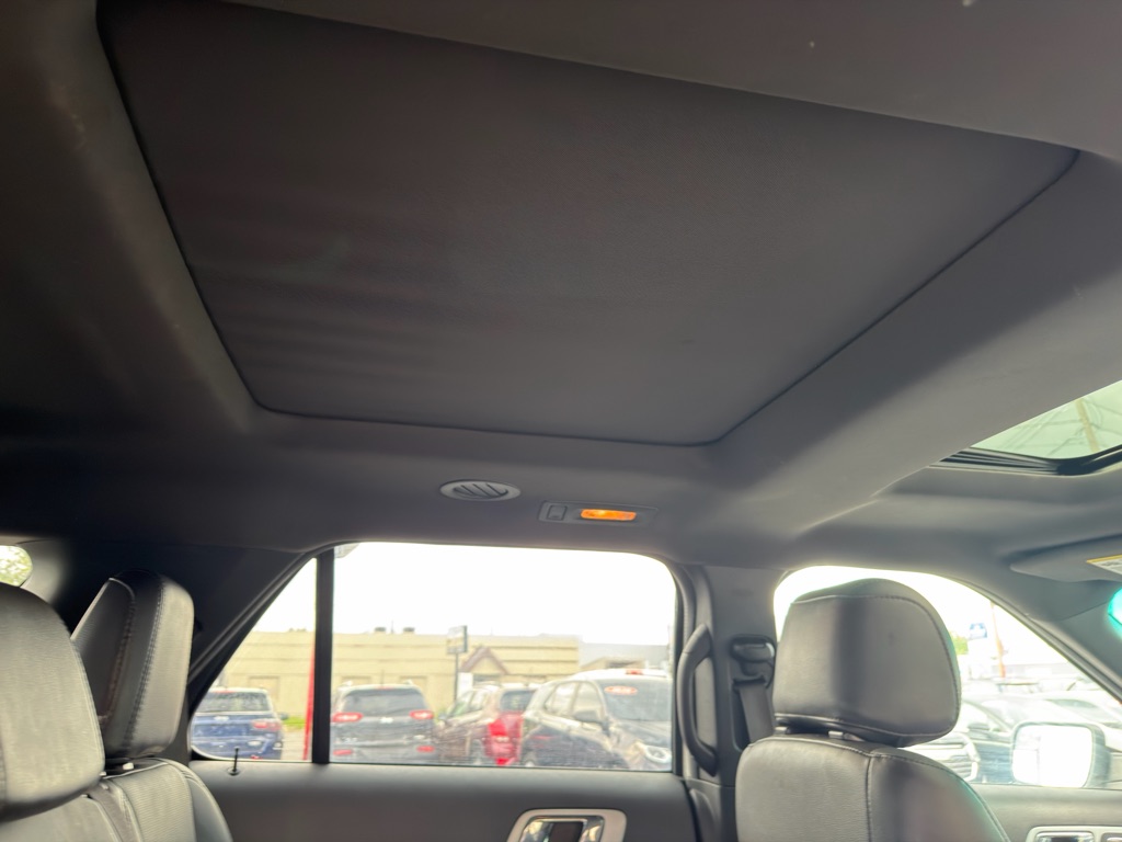 Photo 12 of this FORD EXPLORER