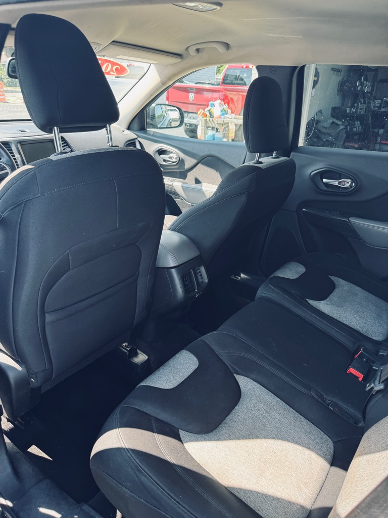 Photo 11 of this JEEP CHEROKEE
