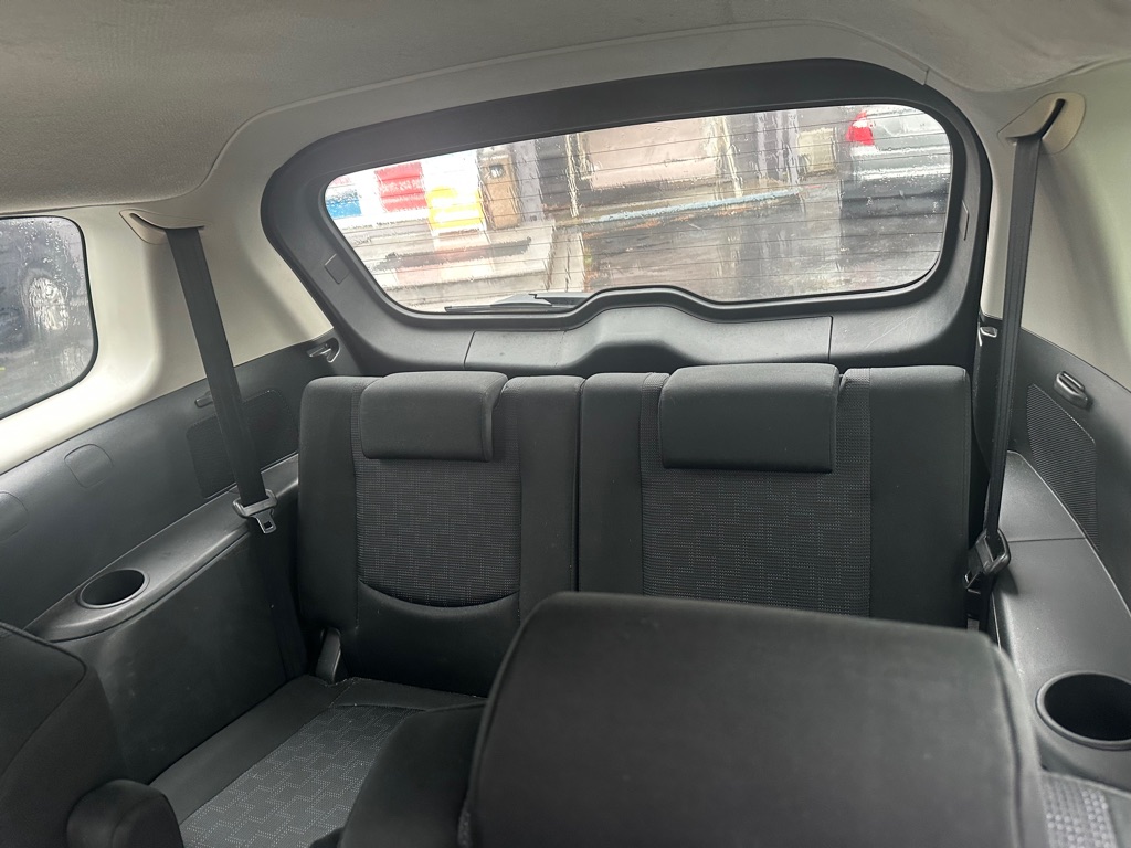 Photo 7 of this MAZDA MAZDA5