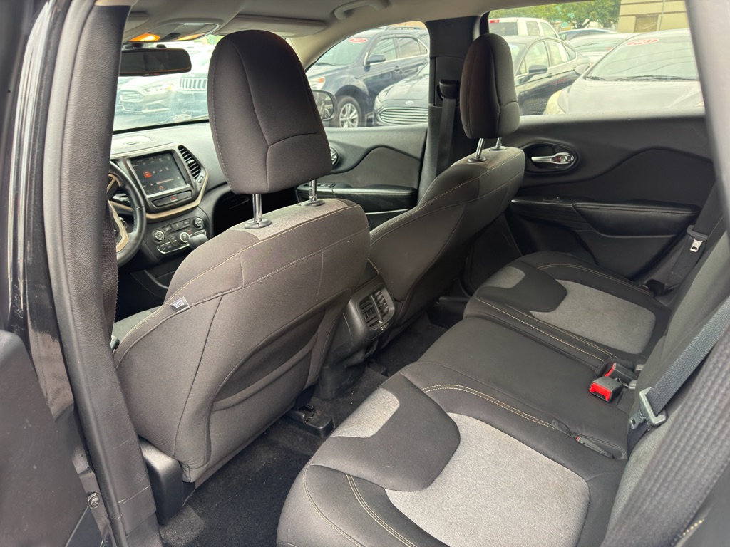 Photo 9 of this JEEP CHEROKEE
