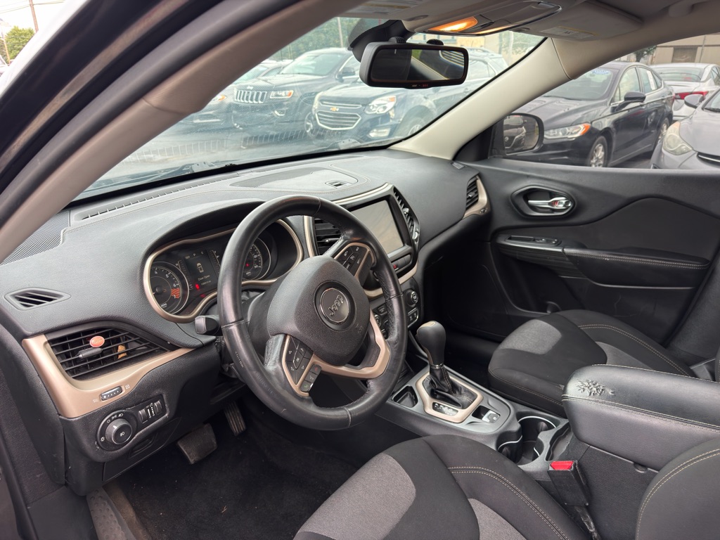 Photo 8 of this JEEP CHEROKEE