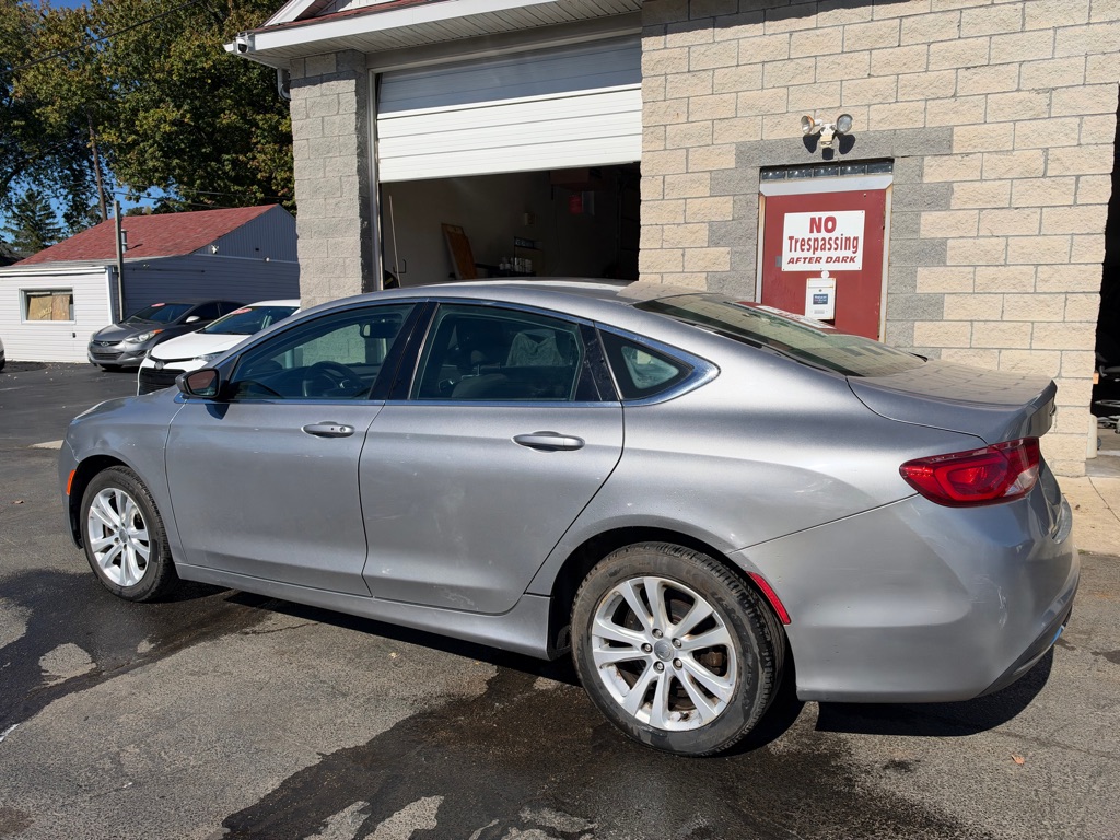 Photo 4 of this CHRYSLER 200