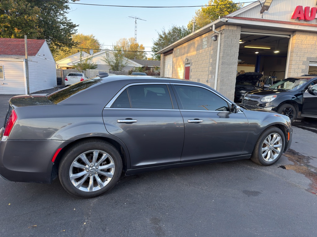 Photo 5 of this CHRYSLER 300