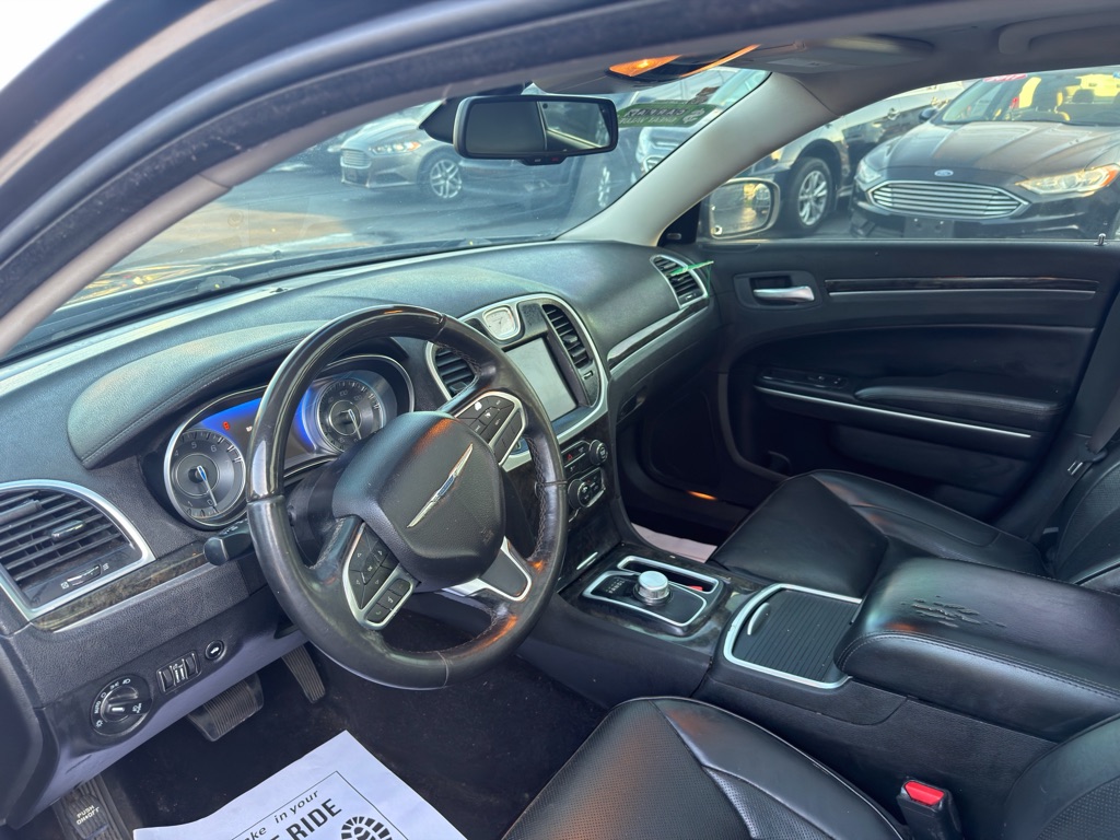 Photo 8 of this CHRYSLER 300