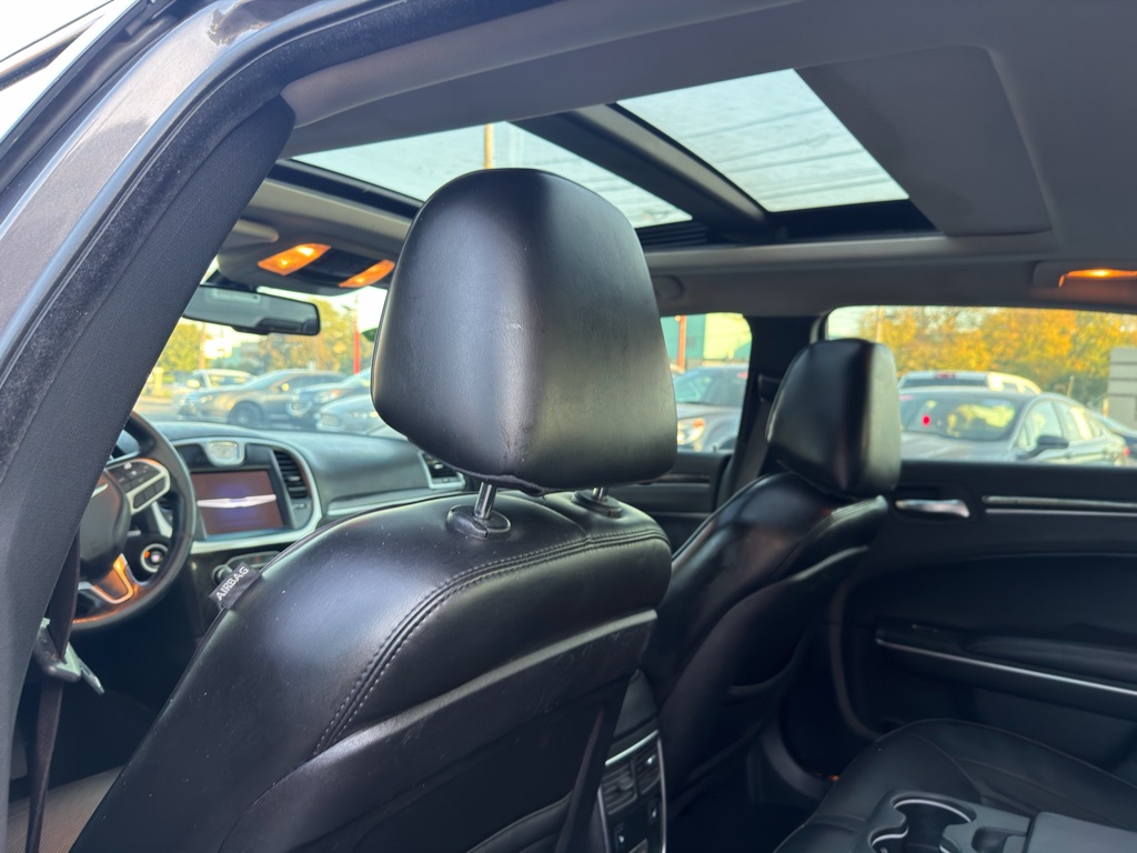 Photo 9 of this CHRYSLER 300