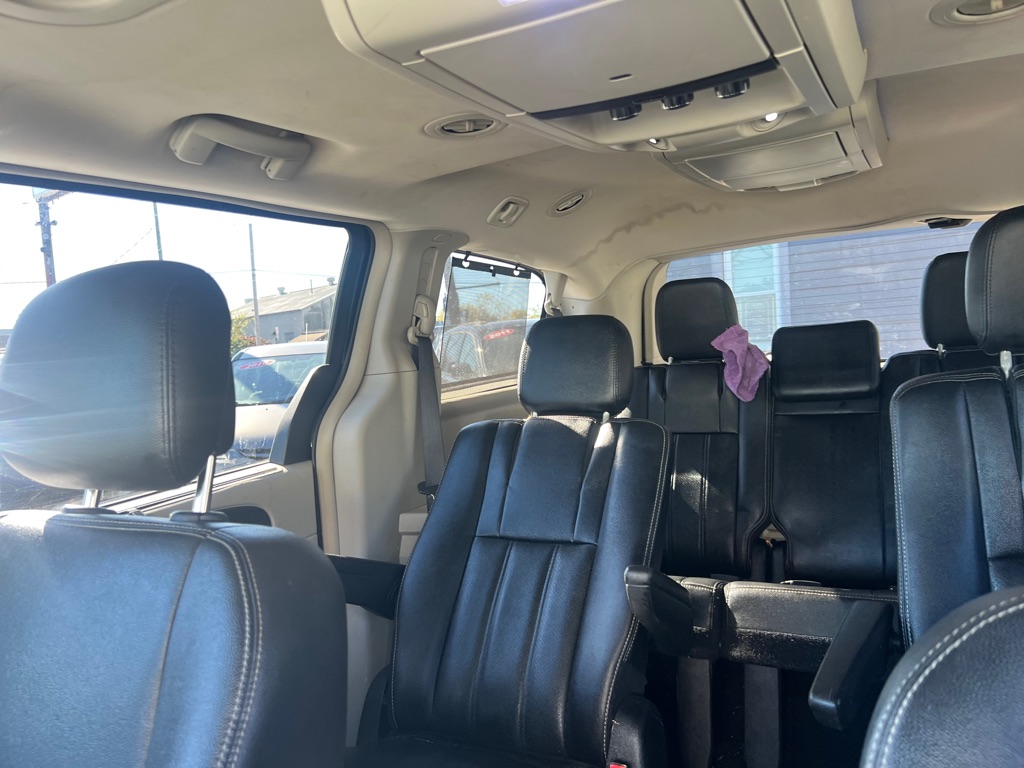 Photo 6 of this CHRYSLER TOWN AND COUNTR