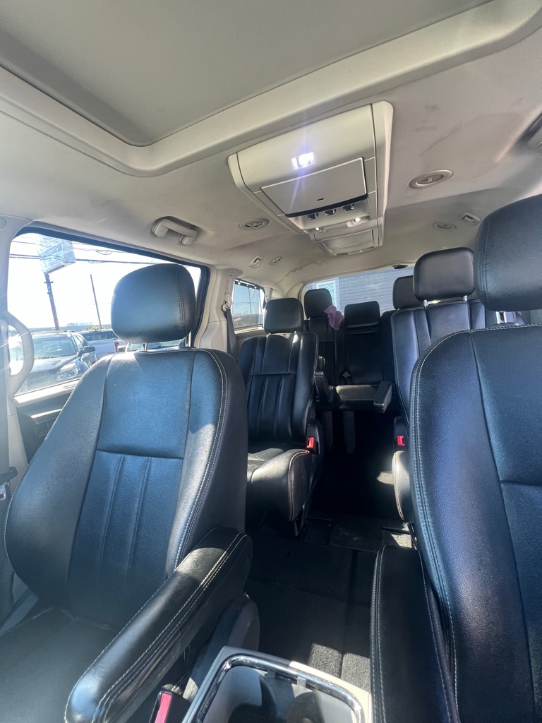 Photo 8 of this CHRYSLER TOWN AND COUNTR