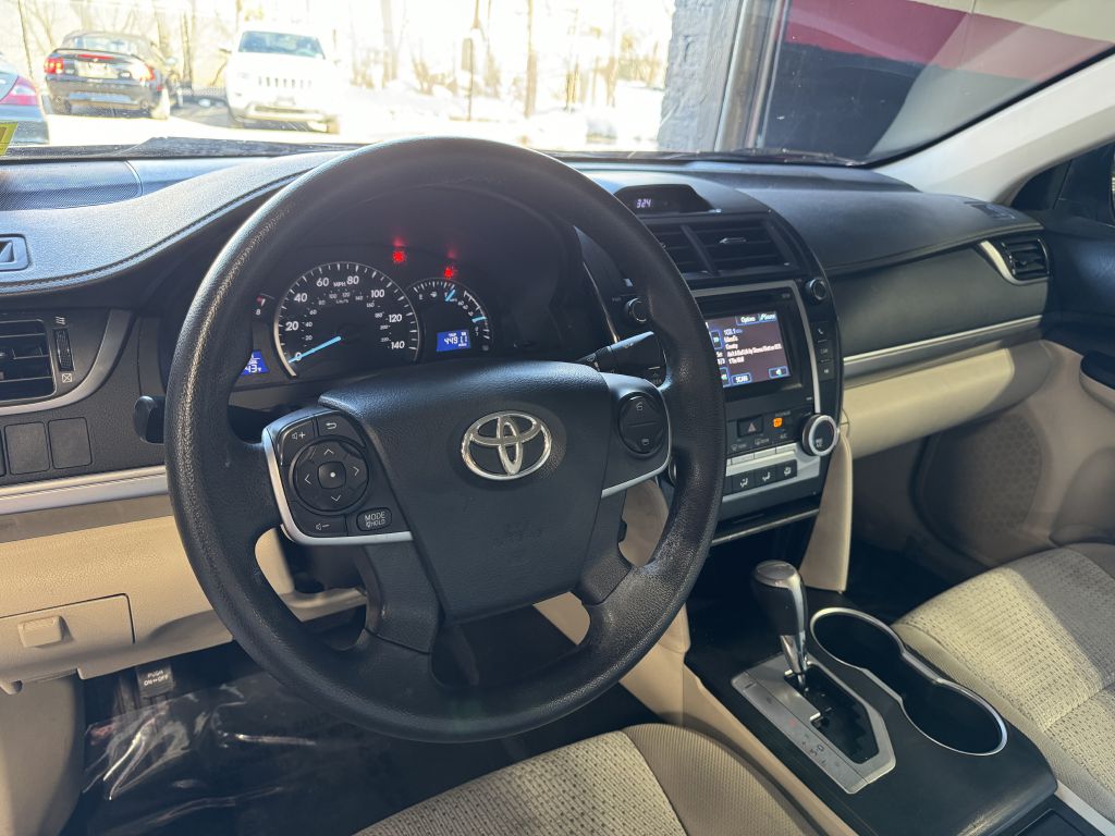 2013 Toyota Camry LE, photo 10