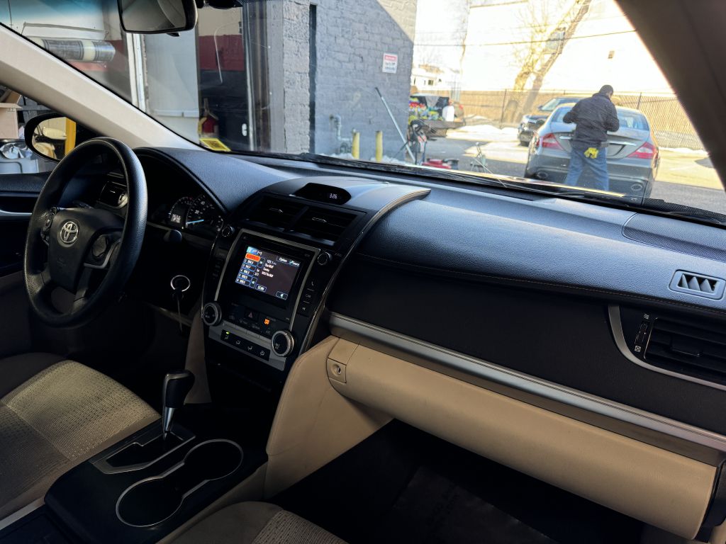 2013 Toyota Camry LE, photo 14
