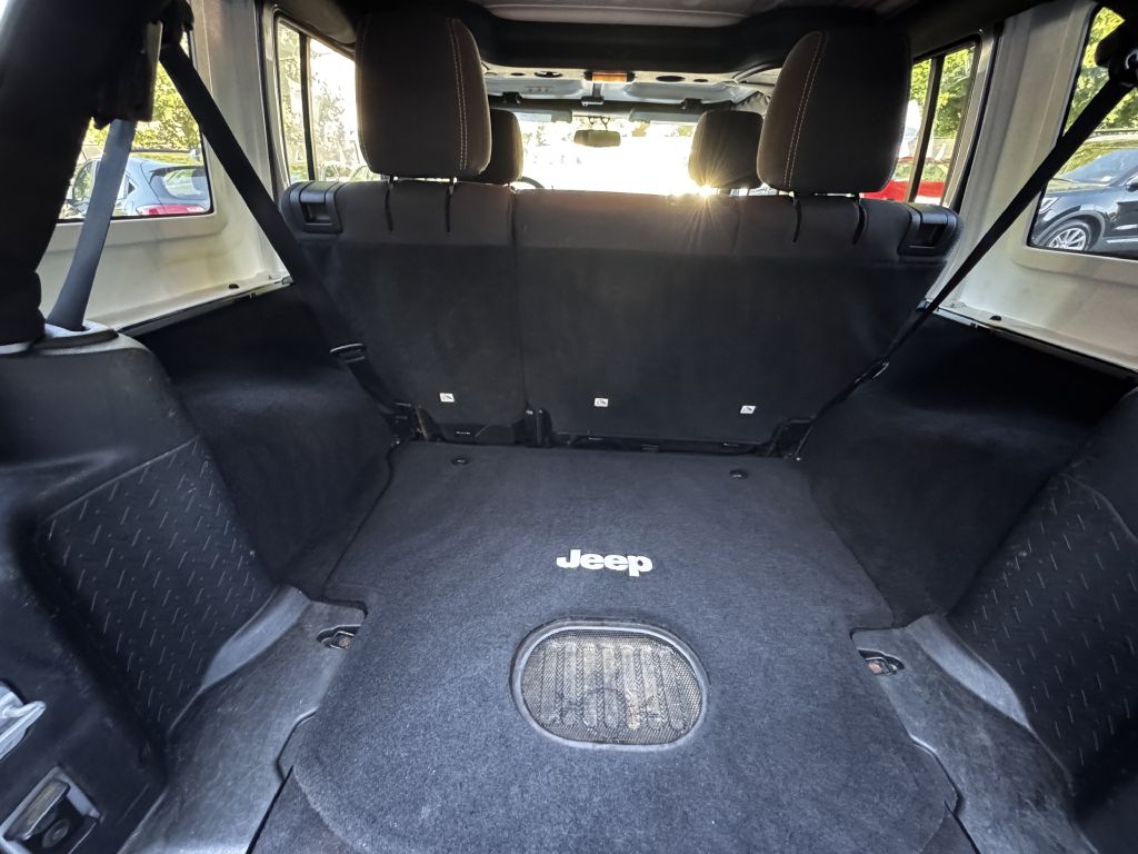 2015 Jeep Wrangler Unlimited Sahara, photo 12